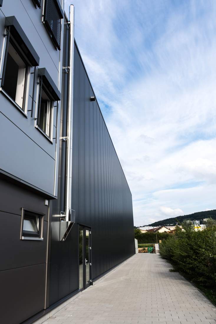 Edelstahlkamin an Gewerbehalle